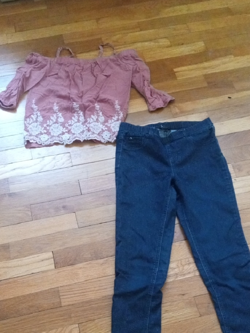 Mauve Off-Shoulder Lace Trim top dark blue jeggings with shimmer girl XL